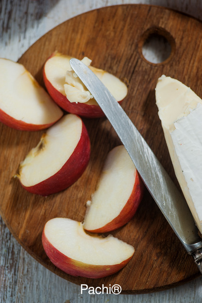 Snack o Bocadillo de Manzana con Queso Brie y Nueces